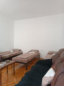 un soggiorno con 2 divani e un tavolo di Apartment CENTAR a Šabac