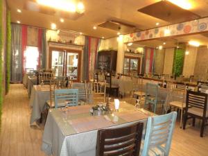 uma sala de jantar com mesas e cadeiras azuis em Filipiniana Hotel Calapan em Calapan