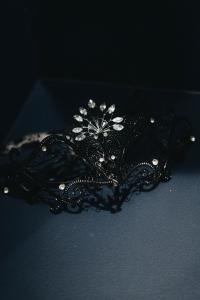 Una tiara de encaje negro con una flor. en Love Room L'Aixtase - Oasis Romantique à Aix-les-Bains en Aix-les-Bains