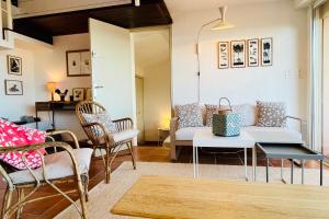 sala de estar con mesa blanca y sillas en Location villa 3 chambres vue mer Bonifacio, en Bonifacio