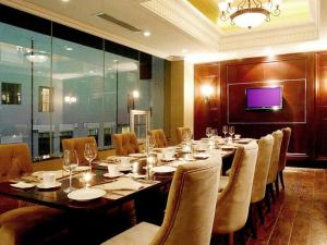 a large dining room with a long table and chairs at Zibo Blue Horizon International Hotel in Zibo