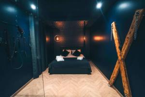 1 dormitorio con 1 cama en una habitación azul en Love Room L'Aixtase - Oasis Romantique à Aix-les-Bains en Aix-les-Bains