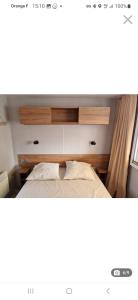 um quarto com uma cama num quarto com uma janela em Mobil home tout confort au Camping Les Viviers, Cap Ferret em Claouey