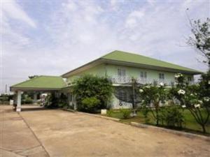 een wit huis met een groen dak en een oprit bij Kasem Garden Hotel Surin in Ban Nong Tao