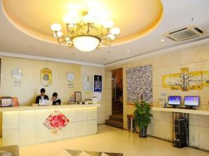 een lobby van een restaurant met twee mensen aan een balie bij Super 8 Hotel Beijing International Exhibition Center in Beijing