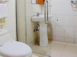 een badkamer met een toilet en een wastafel bij Super 8 Hotel Beijing International Exhibition Center in Beijing