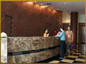 Ο χώρος του λόμπι ή της ρεσεψιόν στο Sri U-Thong Grand Hotel