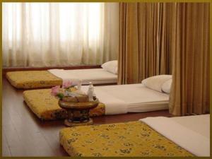 Voodi või voodid majutusasutuse Sri U-Thong Grand Hotel toas
