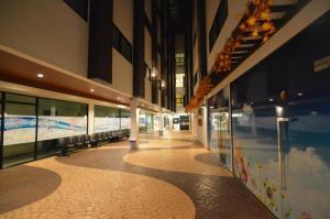 - un couloir d'un immeuble avec un train dans l'établissement U Style Hotel, à Ban Phang Khwang Tai