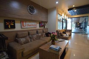 a living room with a couch and a coffee table at U Style Hotel in Ban Phang Khwang Tai