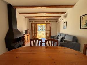 a living room with a wooden table and a couch at Denia Blau-Serviden in Denia