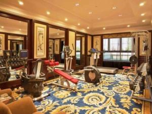 a large room with a gym with a blue and white carpet at Changzhou Fudu Qingfeng Garden Hotel in Beigang