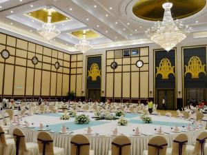 XingshaにあるChangsha ST-Tropez Hotelの白いテーブルと椅子が備わる大きな宴会場
