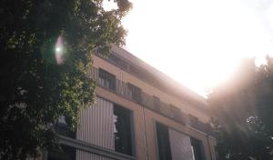 un bâtiment avec des fenêtres sur son côté dans l'établissement HIIVE Oldenburg, à Oldenbourg