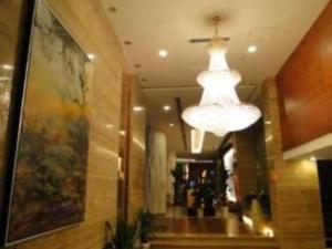 un grand lustre dans un bâtiment avec un couloir dans l'établissement Zhoushan Changzheng Spring Hotel, à Liangmaotou