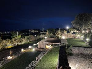 - Vistas al parque por la noche con luces en Belvedere di Puglia casa vacanza, en Selva di Fasano