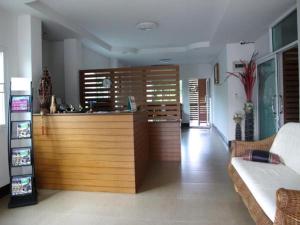 Una cocina con encimera de madera en una habitación. en Sukthavorn Residence, en Ban Pa Tung (7)