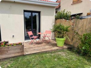 un patio con sillas y una mesa en el patio trasero en Chambre au calme en Creuzier-le-Vieux