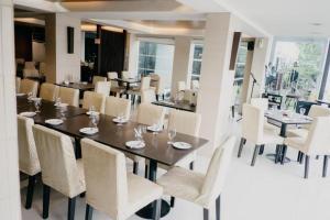 comedor con mesa y sillas en East Asia Royale Hotel en Lagao