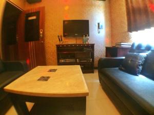 ein Wohnzimmer mit einem Sofa und einem Couchtisch in der Unterkunft Grand Hoyah Hotel in Olongapo