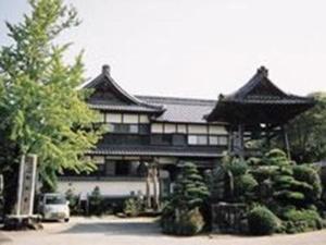 un gran edificio con un edificio japonés en Hotel SP Haruno, en Mimase