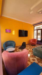 uma sala de estar com mobiliário e uma televisão de ecrã plano em Capsula hotel em Yerevan