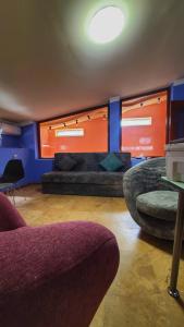 ein Wohnzimmer mit einer Couch und zwei Sesseln in der Unterkunft Capsula hotel in Yerevan