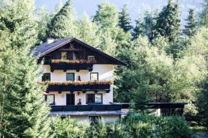 ein Haus mit Blumenkästen an der Seite in der Unterkunft Aktiv-Ferienwohnungen Pienz-Bobnar in Sautens