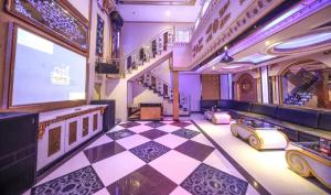a room with a checkered floor in a building at New Hollywood Hotel in Pekanbaru