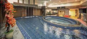 uma grande piscina no meio de uma cozinha em New Hollywood Hotel em Pekanbaru