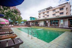 una gran piscina frente a un edificio en Cha Am Villa Beach, en Ban Bo Khaem