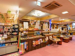 un magasin avec beaucoup d'articles exposés dans l'établissement Nanaironoyu Hotel, à Takeo