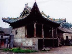 un edificio antiguo con techo chino en Zhengzhou Yiquan International Hotel, en Zhengzhou