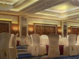 una sala de conferencias con una mesa larga y sillas en Zhengzhou Yiquan International Hotel, en Zhengzhou