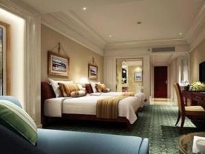 1 dormitorio con 1 cama grande en una habitación en Zhengzhou Yiquan International Hotel, en Zhengzhou
