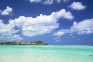 vistas a una playa con un edificio a lo lejos en Guam Airport Hotel en Tumon