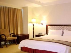 Pokój hotelowy z łóżkiem i krzesłem w obiekcie Cheerful Hotel w mieście Nanhai