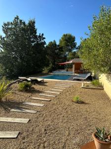 un patio trasero con una piscina con un coeficiente de eficiencia suficiente en Le Mas des Eglantiers, en Propiac