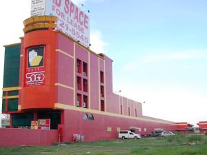 un edificio rojo con un cartel encima en Hotel Sogo Mexico Pampanga, en Lagundi