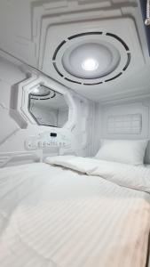 ein Zimmer mit Bett und Spiegel in der Klinik für Kriminologie in der Unterkunft Capsula hotel in Yerevan + 18 Fotos