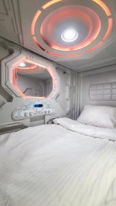een kamer met een bed in een vliegtuig bij Capsula hotel in Jerevan