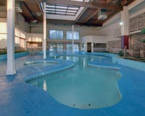 uma grande piscina num grande edifício em Econo Lodge Conference Center em El Dorado