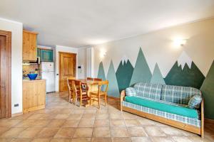 ein Wohnzimmer mit einem Sofa und einem Tisch in der Unterkunft Residence Larice Bianco App n2 in Campodolcino