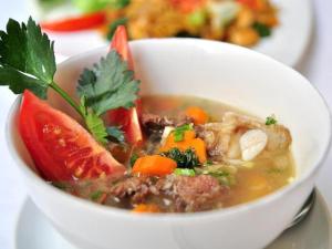 eine weiße Suppe mit Fleisch und Gemüse in der Unterkunft Tryas Hotel in Cirebon