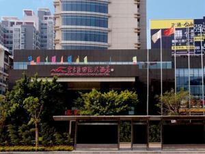 un edificio en medio de una ciudad con edificios altos en Guilin Jinshuiwan International Hotel en Lingui