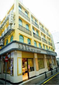 a yellow building on the corner of a street at Hong Thai Hotel in Macau