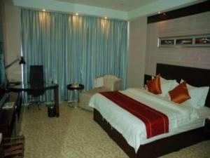 En eller flere senger på et rom på Aksu Pudong Holiday Hotel