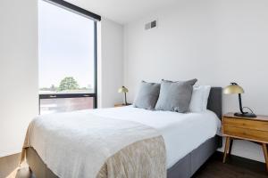 A bed or beds in a room at Ravenswood 2BR w Rooftop BBQ next to Brown line CHI-400