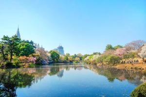uitzicht op een rivier in een park bij Ikebukuro Royal Hotel Higashiguchi in Tokyo