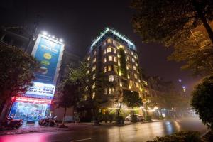 um edifício alto com luzes acesas à noite em Gia Bao Hotel Bac Ninh em Ða Hội